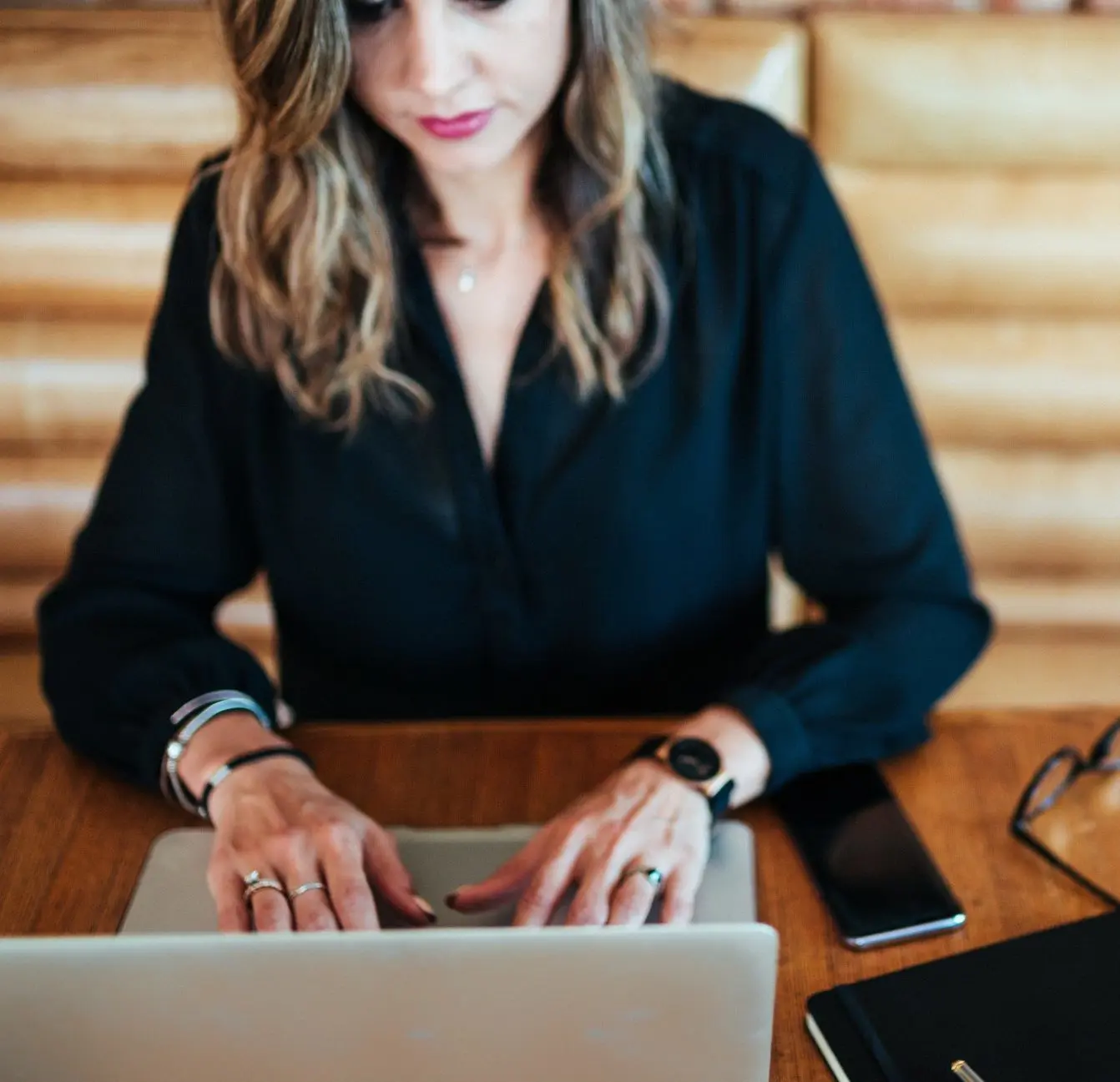 Agile VMO being applied by professional on a computer.